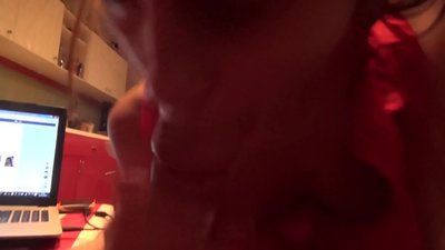 Skolniece sūc brāļa locekli, kamēr neviena nav mājās