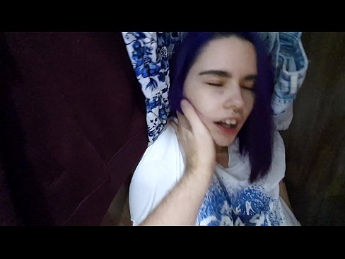 ❤️ Atradu savu māsu skapī un palīdzēju viņai beigt. ❤️❌ Super porno pie mums